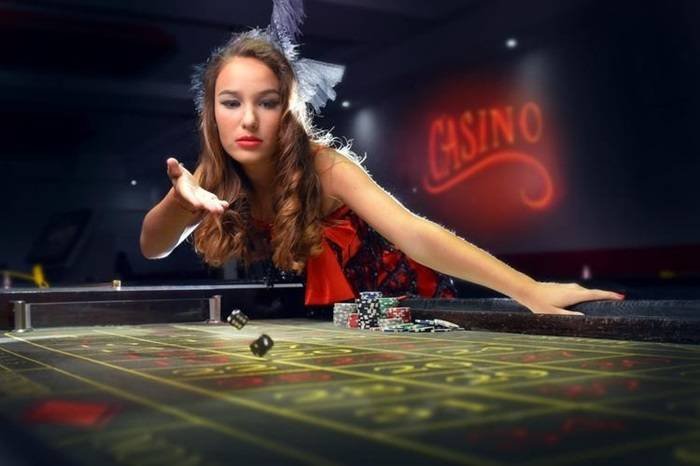 Bangladesh player watching qq777 Live Casino Baccarat dealer on mobile browser screen